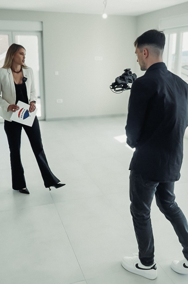 Behind the scenes image 4